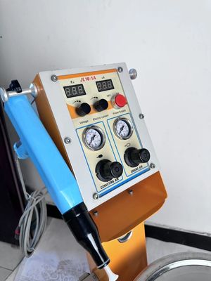 Le revêtement est réalisé avec la machine de pulvérisation de peinture à pulvérisation électrostatique 2020 Gema Optiflex 2 B